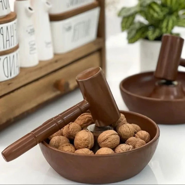 ظرف گردو شکن همراه با چکش